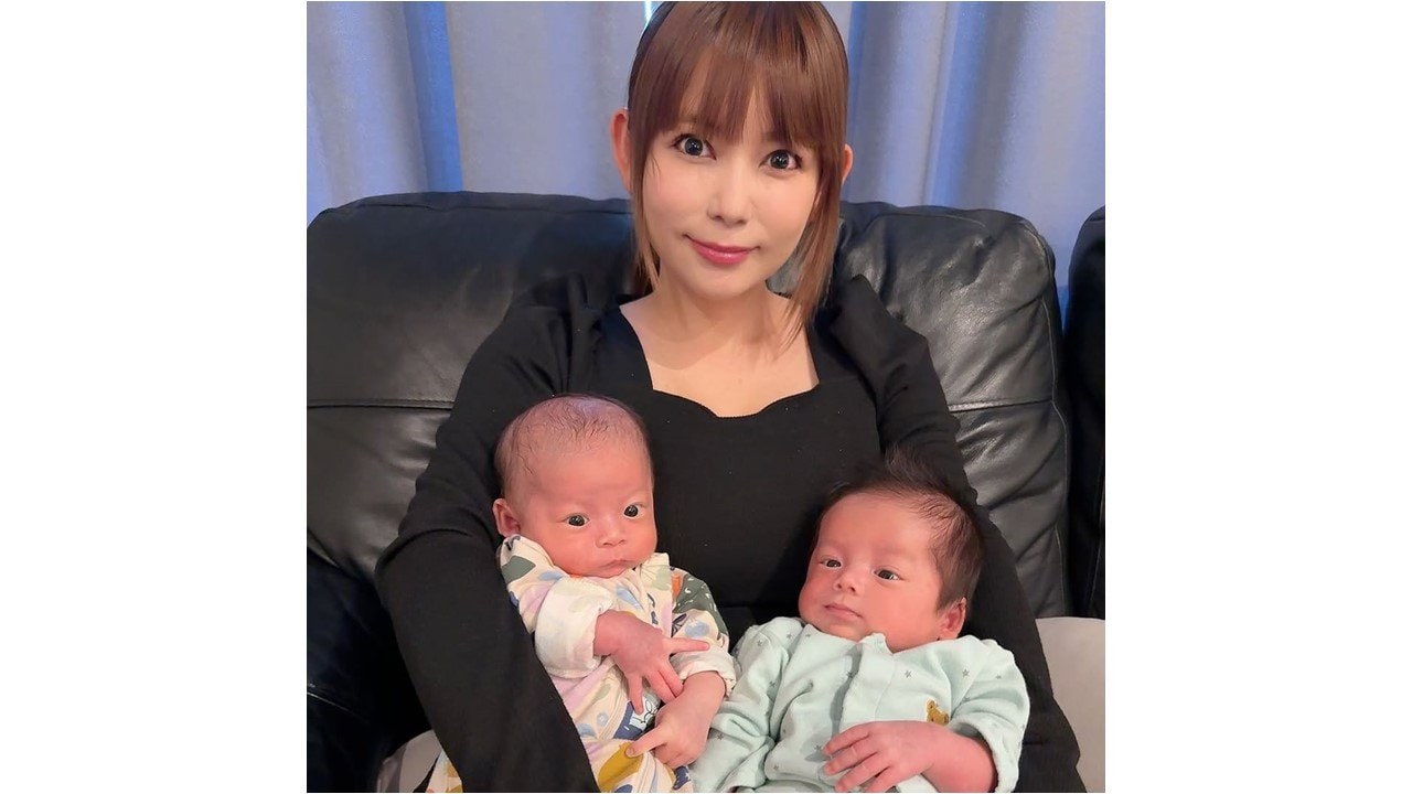 中川翔子 生後1ヵ月双子が“七三分け”でキメた姿を披露！「イヤ！と怒っ