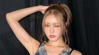 王林 紫タイツ姿の“スタイル抜群”ショット披露！大胆に脚を伸ばした“魅力的なポージング”に「脚長い」「めちゃくちゃカッコいい」