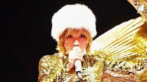 「女王感つよつよ♡」浜崎あゆみ 全身ゴールドの豪華衣装で圧倒的オーラ放ったステージショットに称賛 ピンクの“姫仕様”なラブブとの空港ショットも