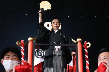 「おみこしに乗りたい」結婚した岡村隆史の夢を実現！矢部浩之が先導し、大観衆の中を練り歩く！