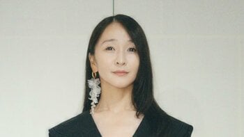 Perfume かしゆか “雰囲気違う”黒ワンピ姿で美脚のぞくショット公開！スタイル際立つクールな姿やキラキラ笑顔に「エレガント」