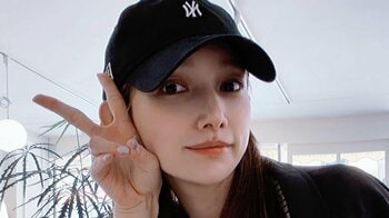 「屋台の前に居るだけで絵に」後藤真希 韓国グルメ食べ歩きオフショット公開！黒ジャケット×淡いブルーデニムの爽やか夏コーデ姿に「変わらなさすぎる…」