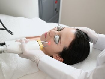 【美容皮膚科タカミクリニック】ニキビ跡の凹み・毛穴の開きを改善し、肌の凹凸をなめらかに整える2つの新施術