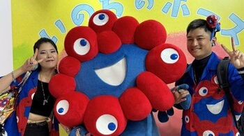 「ミャクミャクにお祝いしてもらった」万博デート重ね結婚した新婚夫婦に遭遇！おそろい全身ミャクミャクコーデで満喫【万博最終日ドキュメント】