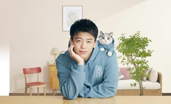 竹内涼真、ネコとお揃いのパーカーで新CMに登場！
