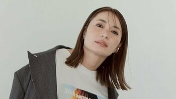 44歳・新山千春 “14歳当時”のウエストまで減量！デビュー30周年記念で初々しいカットを公開「変わらずめちゃくちゃ可愛い！」