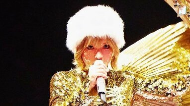 女王感つよつよ♡」浜崎あゆみ 全身ゴールドの豪華衣装で圧倒的オーラ