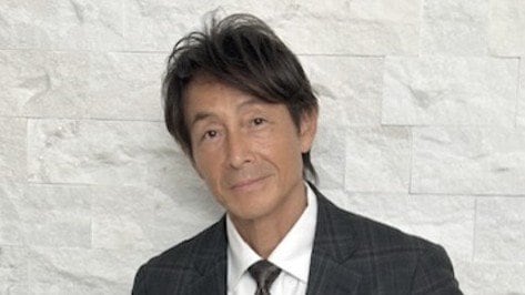吉田栄作「家族と公園に」“愛娘”との2ショット公開！18歳迎えた愛犬を優しく抱く姿に「家族時間最高ですね」「パパとママにいっぱい甘えて」