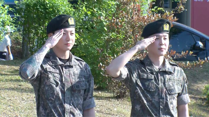 【写真45枚】少し照れた様子で除隊の挨拶をする“グクミン”（ジョングクとジミン）を見る