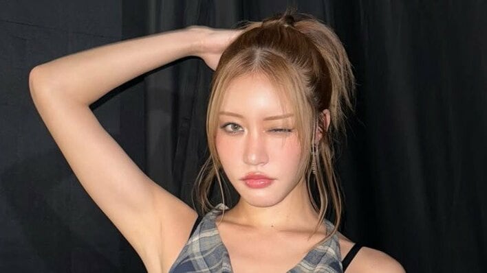 王林 紫タイツ姿の“スタイル抜群”ショット披露！大胆に脚を伸ばした“魅力的なポージング”に「脚長い」「めちゃくちゃカッコいい」