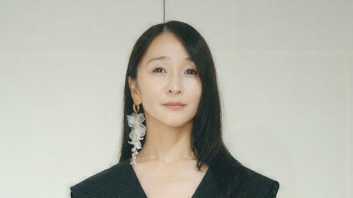 Perfume かしゆか “雰囲気違う”黒ワンピ姿で美脚のぞくショット公開！スタイル際立つクールな姿やキラキラ笑顔に「エレガント」