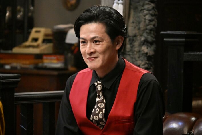 新納慎也が第7話に出演！フジテレビのプロデューサー・荒木役…目的はある人物のスカウト！？『もしもこの世が舞台なら、楽屋はどこにあるのだろう』