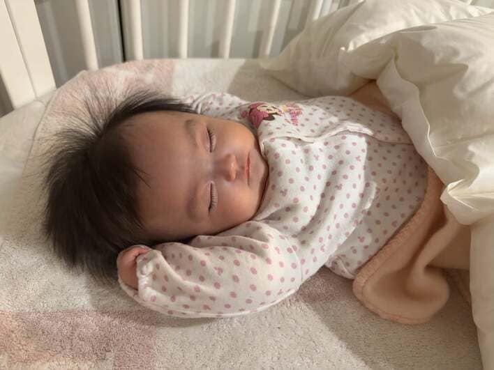 【画像】「グーちゃん大人気」川崎希が公開した生後3ヵ月の次女と長男が同じ布団で添い寝する仲良しきょうだいショットを見る
