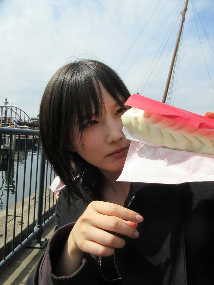 【画像】「バレないんですか？」本田翼 “変装なし”でディズニーシーへ！“ふにゃり”笑顔炸裂の完全オフショットを見る