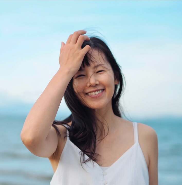小西真奈美 海辺での白キャミワンピ姿を披露！「笑顔に癒される～」はだしで気持ちよさそうに歩く幻想的なカットにも注目 | めざましmedia | “好き”でつながる