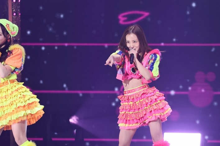 板野友美へそ出しミニスカ衣装で『ツンデレ！』披露「みんな性格も外見