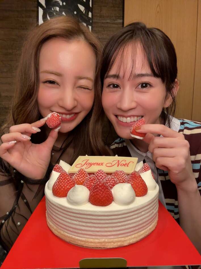 前田敦子＆板野友美「神過ぎる」2S公開！キュートなウインクや