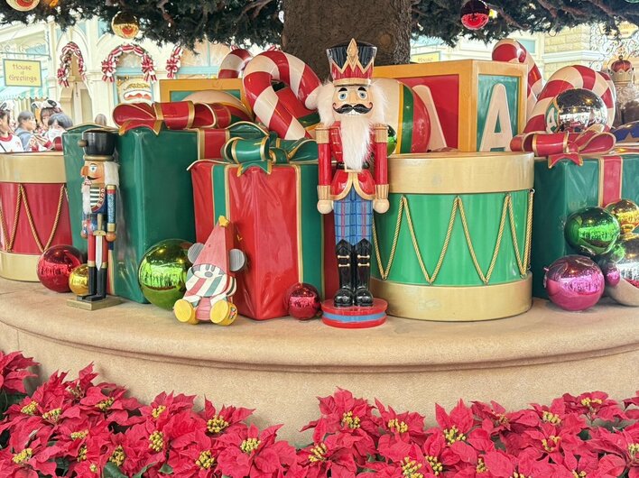 ディズニーランドがクリスマス一色！新パレードモチーフのミッキー