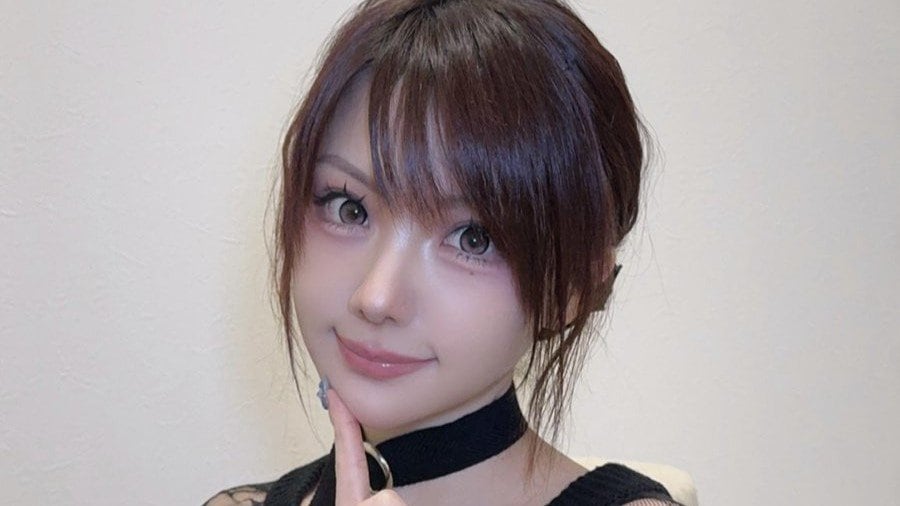 すごい写真だなw」元モー娘。田中れいな “ド派手”な金髪姿の小学校卒業
