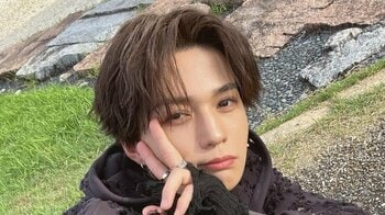 八木勇征 近距離自撮りショット公開！目をつぶりフーディーかぶった “バチバチ”な衣装姿に「爆イケゆせぽん」「神々しい」「ビジュ最高」