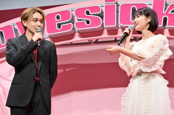 宮世琉弥＆原菜乃華 “ジャージ越しのキス”を熱烈アピール！W主演映画「恋わずらいのエリー」