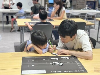 秋の虫たちと一緒に、年齢とともに変化する“聞こえ”について学ぶ。『よるの むしのね ずかん』ワークショップを東京都府中市で開催しました