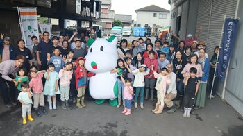 新緑の深谷市で焼きたて野菜に冷やしキュウリ　沃土会「収穫祭」に利用者家族44人参加〔埼玉〕