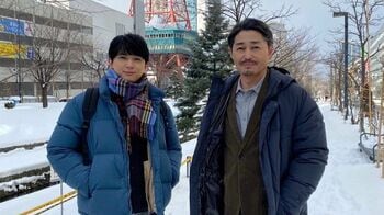 吉沢亮＆安田顕 “北海道ロケの1枚”公開！銀世界の中で微笑む2ショットに「素敵！」の声『PICUスペシャル』