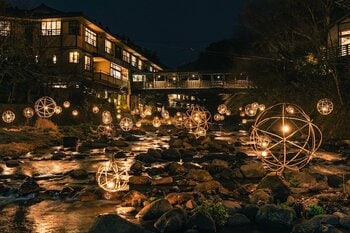 【熊本・黒川温泉】冬の風物詩「湯あかり」が2025年12月20日より開催。放置竹林を再生した手作りの灯篭が温泉街を彩る