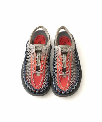 「atmos」が「KEEN」を代表するモデル『UNEEK』の別注デザイン”Akafuji“を発売