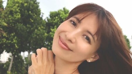 「暮らしも少しずつ整ってきました」3児の母・吉川ひなの 芸能活動再開を報告！ 大自然を背景にした近影ショットに「応援せずにはいられない」