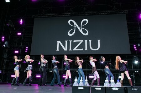 NiziU 西野カナのカバー曲『Dear…』披露！フェス恒例“乾杯タイム”に最新曲『Too Bad』のクールダンスで盛り上げファンをとりこに【JAPAN JAM 2026ライブレポ】