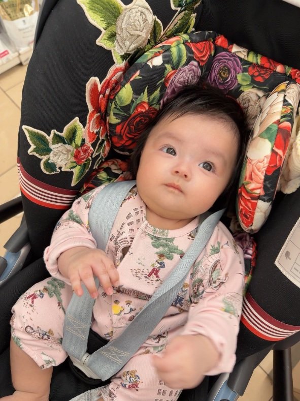 【画像7枚】川崎希の生後3ヵ月次女がキラキラ笑顔でバウンサーに揺られるショットを見る