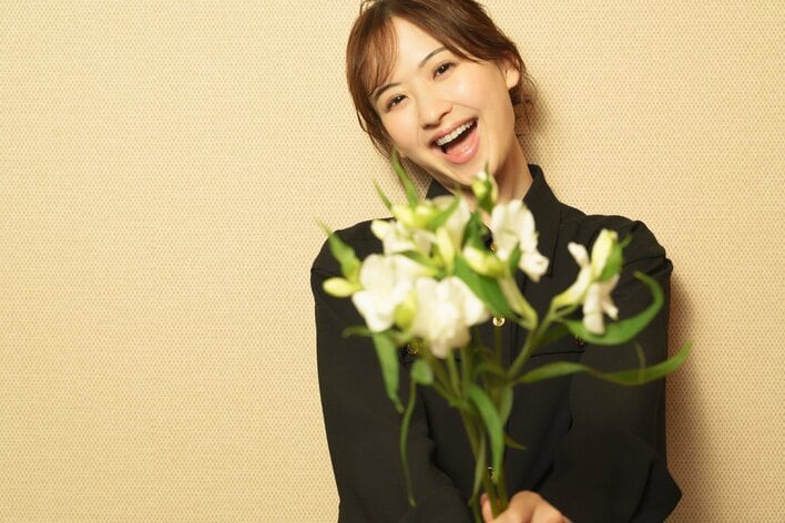 【写真16枚】お気に入りの私服で登場！星風まどかの撮り下ろしカットを見る