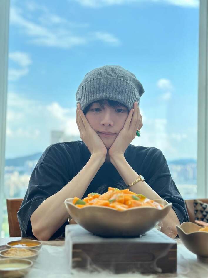 貴重な写真」板垣李光人 “家族旅行”で韓国満喫！柔らかい表情や