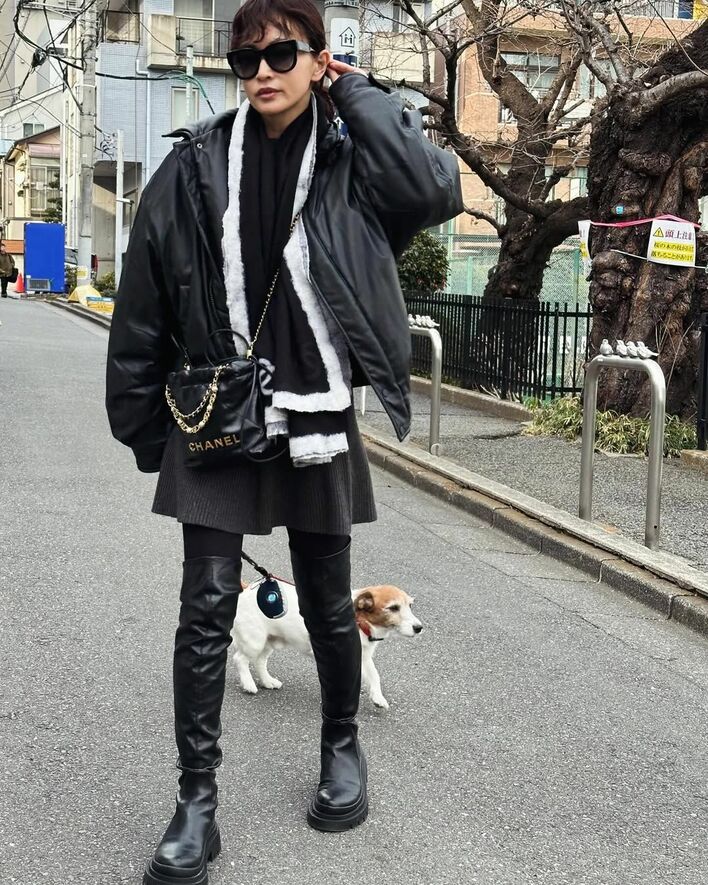 オーラ”全開！長谷川京子 全身ブラックコーデ×ブランドバッグで愛犬 