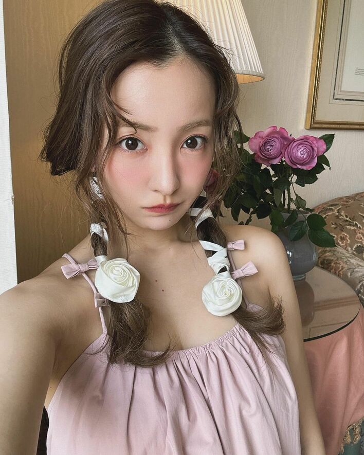 板野友美 AKB 写真 AKB48オシャレ番長健在」板野友美 深々スリットワンピで太ももを