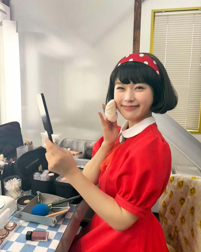 渋谷凪咲さん写実風A3厚手ケント 別人に見える」渋谷凪咲 黒髪ボブ＆水玉ヘアバンドの“レトロな姿”披露