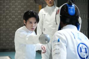 萩原利久「この1敗は重い…」初フェンシングで小島よしおと超真剣勝負！金メダリストも褒めた鋭い突きを見せるも惜敗