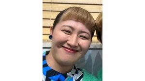 丸山桂里奈の双子の姉妹！？まるで鏡映しな再現度が高すぎる沙羅のものまね姿に反響「どっちがどっちだ？」「最高すぎるんですけどォ！」