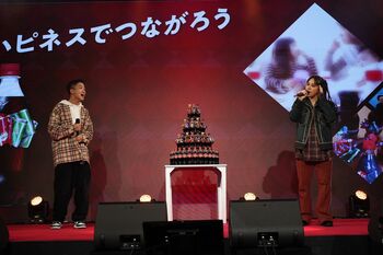 瑛人 ＆ AIがデュエットで「ハピネス」熱唱！クリスマスの思い出は「サンタに手紙を書いた」