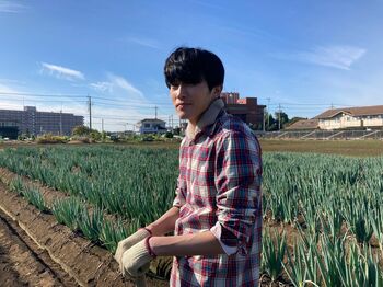 杉野遥亮がなぜかネギ畑に！『罠の戦争』オフショット