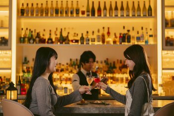 「UNWIND HOTEL & BAR 小樽」の幻想的なバー空間で北海道の秋を堪能する。バー初心者も気軽に楽しめる、クラフトジンを使用した秋カクテルのペアリング体験が9/19（土）～23（水）登場