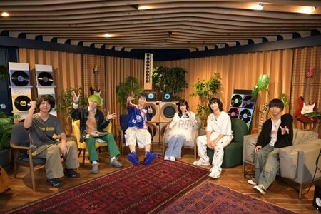 MON7A、『ユイカ』、優斗（Blue Mash）、平川直人（Khaki）、おかともき（猫背のネイビーセゾン）、映秀。同世代の6人が曲作りの裏側を赤裸々トーク『オトノアソビバ～新世代アーティストがはじける夜～』