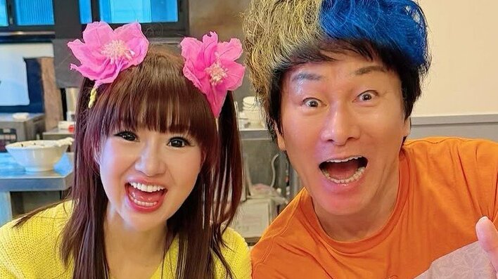 かつみ♥さゆり「夫婦揃って誰〜？」なドレス＆スーツ姿を公開！“イメージ真逆の超ゴージャス”なショットに「美男美女」「バービー人形みたい」
