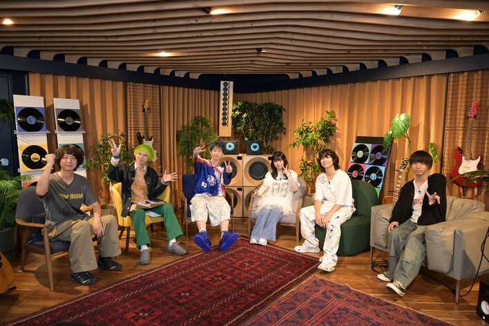 MON7A、『ユイカ』、優斗（Blue Mash）、平川直人（Khaki）、おかともき（猫背のネイビーセゾン）、映秀。同世代の6人が曲作りの裏側を赤裸々トーク『オトノアソビバ～新世代アーティストがはじける夜～』