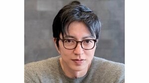 大沢たかお「肩幅どうなってます？」ニット×メガネ姿に反響 ギャップ際立つ“圧倒的な肩幅”に「AIかと･･･」「めちゃくちゃかっこいい」