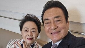 「奥様とラブラブ」高橋英樹 妻との帝国ホテルデート公開！手をつなぎ高級ランチを堪能する様子に「いつも仲良しで素敵」