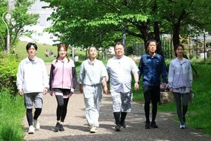 靴を履いて足をトントン…正解は「つま先」でなく「かかと」！ウォーキングの達人が説く効果的で正しい歩き方とは！？『ウラマヨ！』
