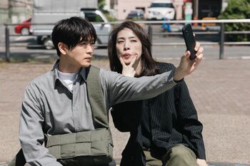 天海祐希＆松下洸平の仲良し自撮りシーンに「このコンビ永遠に見ていたい」『合理的にあり得ない～探偵・上水流涼子の解明～』